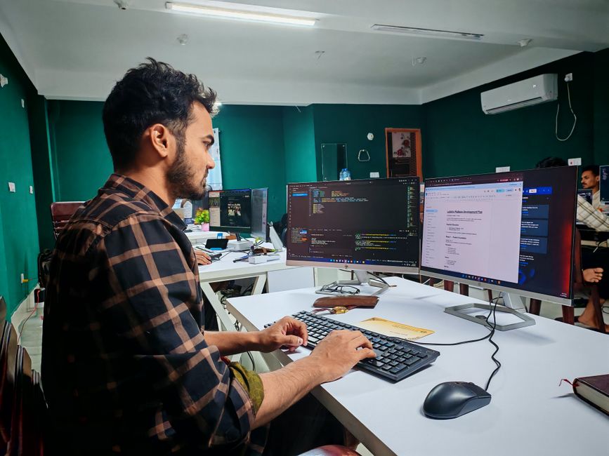 Programer radi na kodu